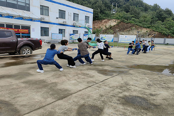 豫能新能源情系職工，送“涼方?jīng)霾摺贝蠖Y包